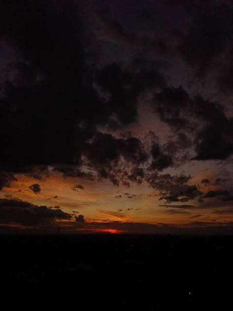 Dark Sunrise Aesthetic, Sunsets Realistic, Dark Sunset Aesthetic, Dark Sunrise, Dark Sunset, Sky Pics, Sky Pictures, Aesthetic Pics, Golden Hour