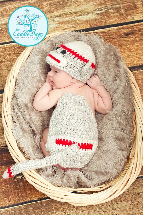 newborn sock monkey set Sock Monkey Nursery, Organize Home, First Baby Pictures, Sock Monkey Baby, Monkey Nursery, Monkey Baby Shower, Newborn Socks, Baby Kostüm, Monkey Baby