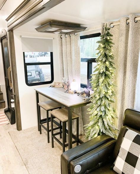 Insta-Worthy RV Holiday Decor Inspiration Camper Holiday Decor, Christmas Decor Camper, Travel Trailer Christmas Decor, Rv Fireplace Makeover, Christmas Rv Decor, Christmas Decor In Camper, Christmas Decor Ideas For Rv, Rv Christmas Decorations Rv Campers, Rv Christmas Tree