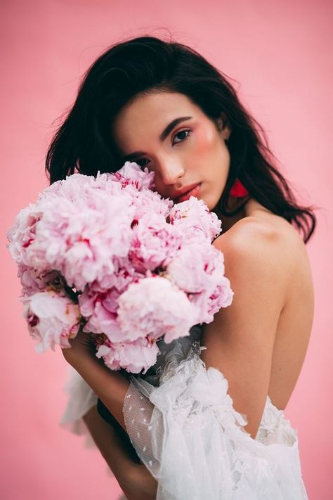 Beauty Fotografie, Mode Rose, Beautiful Photoshoot Ideas, Spring Photoshoot, Flower Photoshoot, Creative Photoshoot Ideas, Photography Inspiration Portrait, Portrait Photography Women, Self Portrait Photography