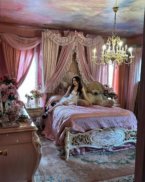 Vintage Princess Bed, Gothic Princess Bedroom, Princess Bedroom Ideas For Women, Morute Bedroom, Adult Princess Bedroom, Princess Room Aesthetic, Vintage Pink Bedroom, Heart Bed, Pink Princess Room