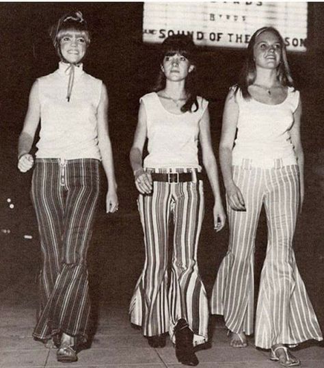 Bell Bottoms pants, very popular in the late 50's and the 60's Casual Attire For Women, Mode Editorials, Hippie Lifestyle, Bags Online Shopping, Bell Bottom Pants, 1960s Fashion, 60s Fashion, Back In The Day, 70s Fashion