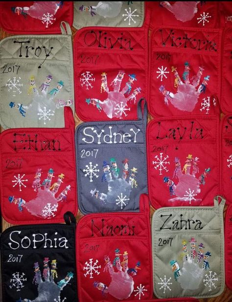 Parent gift - snowman handprint on dollarstore pot holder Student Craft For Parents Christmas, Christmas Gift For Daycare Parents, Christmas Present From Preschoolers To Parents, Handprint Pot Holders Christmas, Pot Holder Gift Ideas Christmas, Christmas Pot Holder Craft For Kids, Prek Christmas Gifts To Parents, Holiday Gift To Parents From Students, Pre K Holiday Gifts For Parents