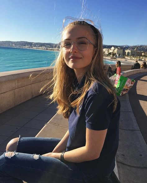 Siete pronti?? Oggi incomincia The Lodge, non perdetevi il primo episodio tra pochissimo, alle 14.00 su Disney Channel!… Sophie Simnett, Brunette Glasses, Glasses Outfit, Stylish Eve, Cute Glasses, Girls Summer Outfits, Girls With Glasses, Grunge Hair