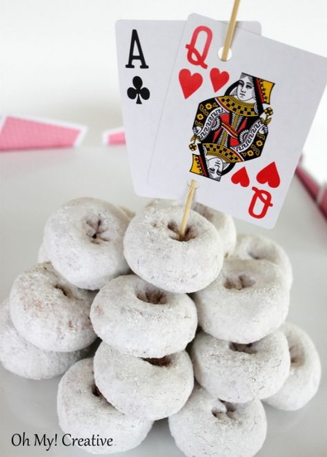 Casino poker playing card cake plate party decoration  |  OHMY-CREATIVE.COM Casino Birthday Party, Casino Birthday, Magic Party, Poker Party, Vegas Party, Coed Baby Shower, Cat Treat Recipes, Poker Face, Casino Poker