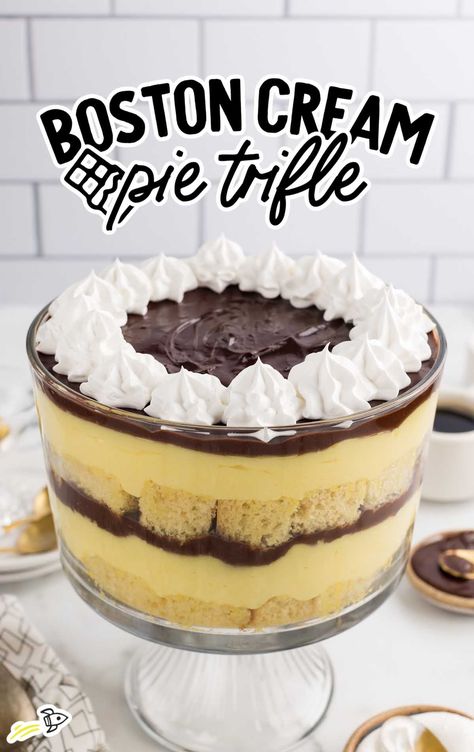 a jar of Boston Cream Pie Trifle Boston Cream Pie Trifle, Trifle Recipes Easy, Trifle Bowl Recipes, Boston Cream Cake, Trifle Dessert Recipes, Creme Pie, Trifle Recipes, Layered Dessert, Creamy Pudding