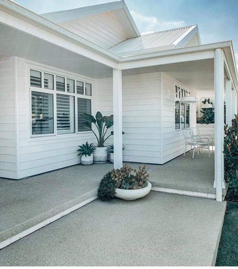 White Weatherboard House, Beach Shack Exterior, Hamptons Facade, Hamptons House Exterior, Country Home Exterior, White Farmhouse Exterior, Painted Brick Exteriors, Weatherboard House, White Exterior Houses