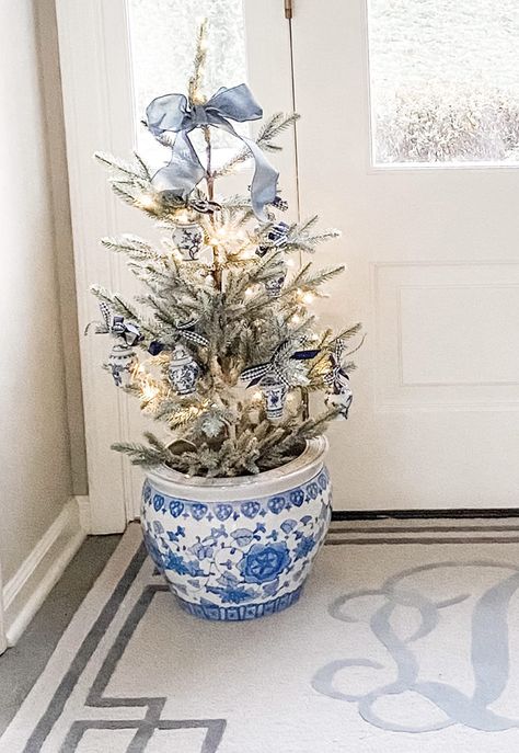 Hamptons Christmas Tree, Blue Willow Christmas Tree, Blueberry Christmas Decor, White Gold Christmas Decor, Light Blue Christmas Tree, Plate Wreaths, Blue And White Christmas Decor, Blue And White Christmas Tree, Fern Christmas