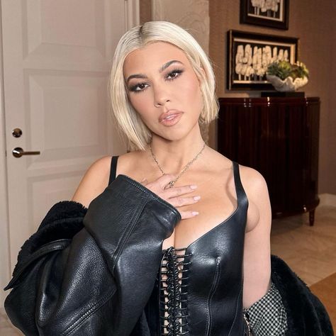 Reverse Bob Haircut, Maquillaje Kylie Jenner, Maquillage Kylie Jenner, Celebrity Bobs, Platinum Blonde Bobs, Kardashian Hair, Kloe Kardashian, Kylie Jenner Makeup, Bob Haircut For Fine Hair