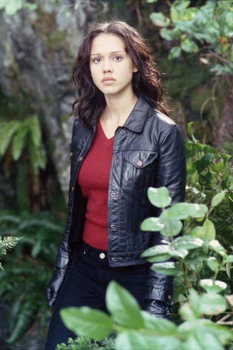 jessica alba as max guevera in dark angel Jessica Alba Max Guevara, Max Dark Angel, Jessica Alba Face Claim, Jessica Alba Dark Angel, Young Jessica Alba, Dark Angel Tv Series, Honey 2003 Jessica Alba, Jessica Alba Unedited, Supernatural Outfits