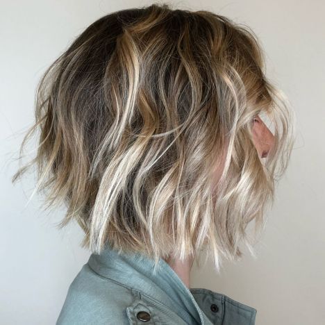 Messy Blonde Balayage Bob With Choppy Layers Short Messy Bob, Blonde Balayage Bob, Short Choppy Haircuts, Balayage Bob, Trending Hair, Choppy Haircuts, Messy Bob Hairstyles, Short Shag Hairstyles, Wavy Bob Hairstyles