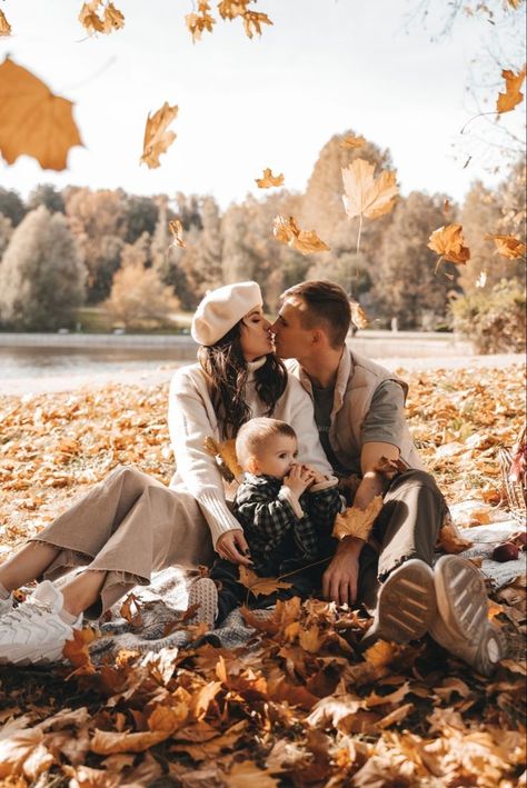 Fall Leaves Family Pictures, Fall Family Photos Outside, Family Fall Photos With Baby, Fall Family Shoot, Autumn Photography Family, Autumn Baby Photoshoot, Fall Family Pictures Ideas, Family Fall Photoshoot Ideas, Family Fall Pictures Outfits