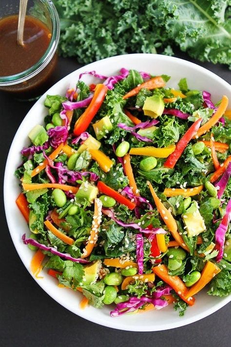 Asian Kale Salad Spring Salad Recipes Easter Dinner, Easter Salad Ideas, Supper Salads, Asian Kale Salad, Asian Kale, Veggie Salads, Spring Salads, Recipes Strawberry, Salad Kale