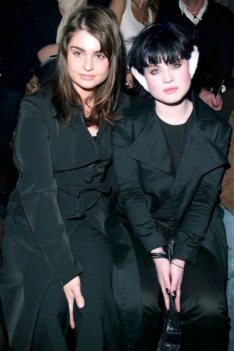 The very private Aimee Osbourne decided against appearing in the reality TV show that shot the rest of her family to stardom. The singer and actress left home and would not allow cameras to reveal her face if she was caught on film while visiting. Aimee Osbourne, Aimee Kelly, Ozzy And Sharon Osbourne, Ozzy And Sharon, Ozzy Osbourne Black Sabbath, Jack Osbourne, Arte Heavy Metal, Celebrity Children, Rock Singer