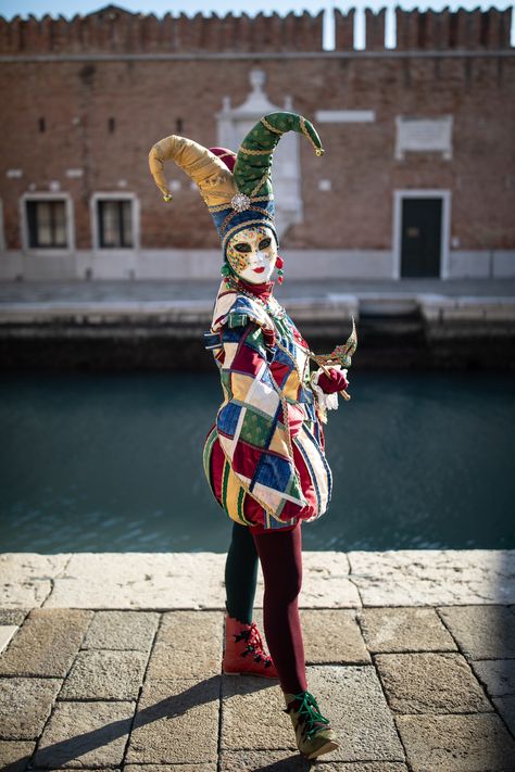 Mardi Gras Costume Ideas, Venice Photo Ideas, Venetian Carnival Costume, Venetian Jester, Venice Photoshoot, Italian Event, Aesthetic Venice, Italian Masks, Carnival Aesthetic