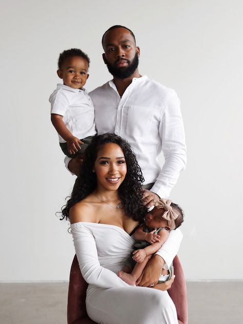 I manifest that I find true love, and have a beautiful family with 2 kids after I graduate college. Black Family Photoshoot With Newborn, Family Pictures Black People, Family Studio Photography Outfits, Family Of 3 Photoshoot Studio, Black Family Pictures, Studio Family Portraits, Family Photo Studio, Christmas Session, Family Portrait Outfits