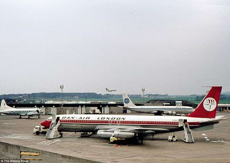 A Boeing 707 at Prestwick Airport. Although not the first jet airliner, it somehow managed to catapult airlines into the jet age by selling more than any jet airliner had at the time De Havilland Comet, Jet Airlines, Boeing 707, Jet Age, Vintage Airplanes, Military Forces, Aircraft Pictures, Vintage Aircraft, British Airways