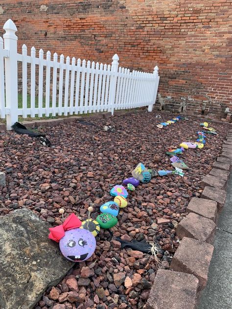 painting rocks! | This is Catalina the caterpillar we started in my hometown 🐛 Painted Rock Caterpillar, Caterpillar Rock Painting, Rock Caterpillar, Caterpillar Craft, Summertime Crafts, Painting Rocks, Painted Rock, Rock Garden, Rock Art