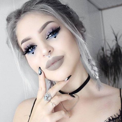 Goth Makeup For Blue Eyes, Gothic Festival Makeup, Punk Festival Makeup, Dark Festival Makeup, Punk Concert Makeup, Goth Festival Makeup, Goth Concert Makeup, Summer Goth Makeup, Punk Rock Makeup Look