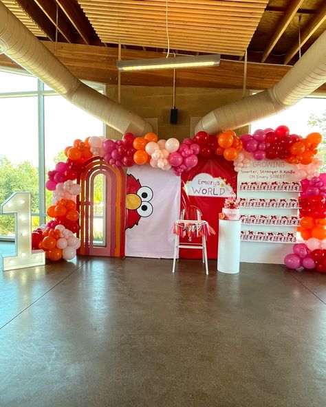 Elmo’s Theme || Birthday 1 || Emery Daleyza 🖍️🎈 • Thank you very much for letting us be part of such a special moment, for your beautiful princess ❣️ @bucio_karla @jg_lazarit Event suppliers: Minipancakes : @jennys.minipancakes Bounce house: @blossom_bounce Candy boxes: @shopwnay Table linen rental: @manteleriadianamorales Decoration, centerpieces: @perfectoballoon Customized canvas, figures and vinyl: @oncepublicidadtj #themeelmo #elmodecoration #elmo #elmobirthday #elmobirthday... Girly Elmo Birthday Party Decoration, Girly Elmo Birthday Party, Elmo Birthday Party Decorations, Elmo Centerpieces, Elmo Decorations, Elmo World, Elmo Birthday Party, Elmo Birthday, First Birthday Themes