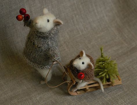 Christmas mice Dollhouse Family, Felt Mouse, Christmas Sleigh, Needle Felting Projects, Felted Animals, Christmas Mouse, Cute Mouse, Needle Felted Animals, Felt Toys