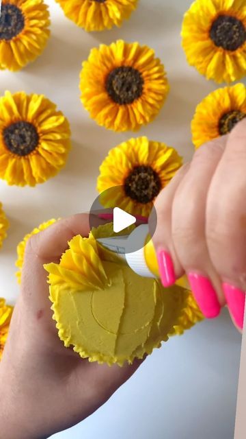 Flower Cupcake Cake, Sunflower Birthday Cakes, Buttercream Flowers Tutorial, Cupcakes Flores, Sunflower Wedding Cake, Sunflower Cupcakes, Sunflower Cookies, Frosting Flowers, Cupcake Videos