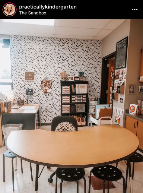 Teacher Desk Kindergarten, Teacher Desk Area With Kidney Table, Classroom Teacher Desk Setup, Classroom Setup With Tables, Teacher Desk Setup, Teacher Furniture, Teacher Desk Area Classroom Setup, Teacher Desk Areas, Classroom Vibes