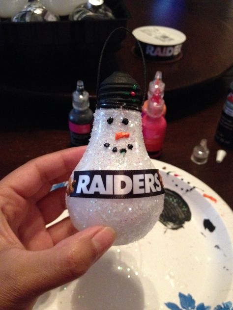 Snowman. Raiders ornament made with lightbulb. Diy Raiders Decor, Steelers Decor, Snowman Sock, Windchimes Diy, Sports Crafts, Light Bulb Crafts, Raiders Baby, Football Decor, Clear Glass Ornaments