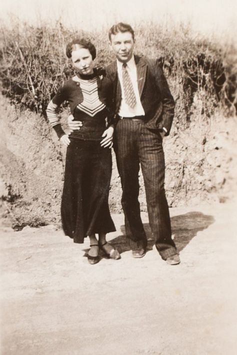 Bonnie And Clyde Pictures, Bonnie And Clyde Photos, Bonnie And Clyde Halloween Costume, Clyde Barrow, Parker Aesthetic, Wild West Outlaws, Famous Outlaws, Bonnie Parker, Gang Culture