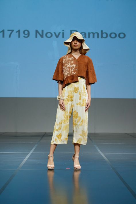 Simple confidence Material: Bamboo fiber textile Technique: Batik & Ecoprint Brown Colour: Tingi Leaves print: Lanang leaves Date show: Nov 26th 2021 @1719novibamboo x JIMYKA Jogja Fashion Week @1719novibamboo collaborated with students of #ust Yogyakarta. We explore batik ecoprint using the bamboo natural fiber with natural green 'mongkrong' colour. #jfw #jfw2021 #jfwofficial #novibamboo #1719novibamboo #1719today #novibamboo1719 #fashionshow #warlami #ecoprint #naturalcolour #fashion Batik Ecoprint, Ecoprint Fashion, Kazakh Style, Eco Printing Textiles, Dresses Design Ideas, Portfolio Cover Design, Sewing Machine Basics, Eco Print, Batik Fashion