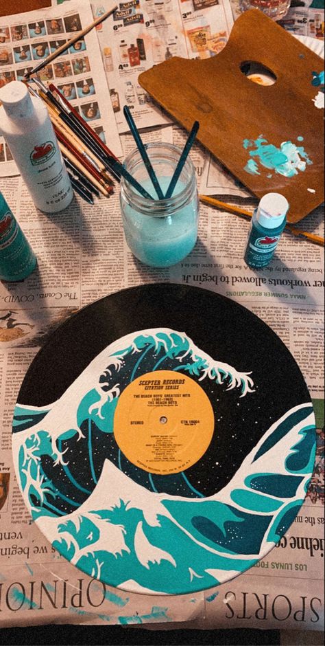 Painting Records Aesthetic, Record Disk Painting, How To Paint On Vinyl Records, Painting Of Record, How To Paint A Record, Vinyl Art Paint Easy, Vinyl Disc Painting, Cute Record Painting Ideas, What To Paint On Vinyl Records