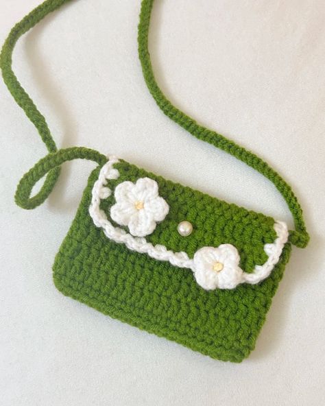 IG: kokopollylife Mini Bag Crochet, Green Crochet Bag, Crochet Mini Bag, Crochet Green, Crochet Case, Pretty Crochet, Crochet Fairy, Crochet Pouch, Crochet Business