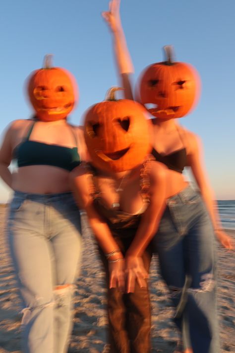 Pumpkin head on beach Summer Ween Costumes, Beach Halloween Party, Summerween Photoshoot, Summerween Aesthetic Party, Summerween Ideas, Summerween Aesthetic, Beach Pumpkins, Fall Esthetic, Summerween Party