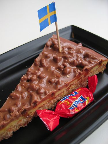 Daim Cake! yummmmmmmmmmmyyyyy Daim Cake, Swedish Treats, Chocolate Bar Recipe, Norwegian Food, Scandinavian Food, Swedish Recipes, Food Cakes, Ice Cream Cake, Bars Recipes