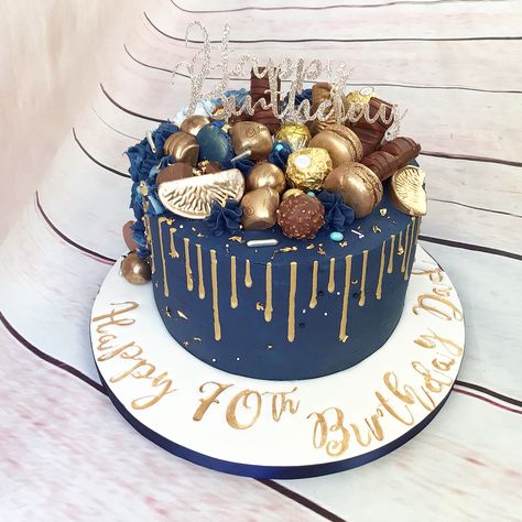 Cake Royal Blue And Gold, Blue Colour Cake Designs, Blue Cake Ideas For Men, Royal Blue Birthday Cake, Cake Designs Blue, Blue Color Cake, Blue Cake Ideas Birthday, Blue And Gold Cake, Blue Drip Cake