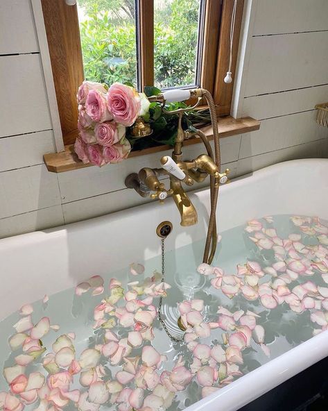 Our ideal #SelfCareSunday situation 💖 Bath Aesthetic, Dream Bath, Flower Bath, Rose Pastel, Room With Plants, Relaxing Bath, Bath Soak, Bubble Bath, Clawfoot Bathtub