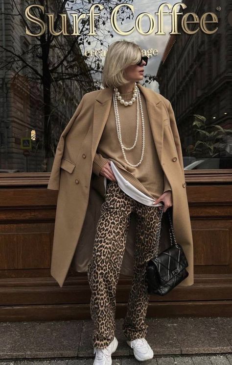 Leapord Pants Styling, Leopard Turtleneck Outfit, Leopard Print Pants Outfit Street Style, Leopard Trousers Outfit, Beige Blazer Outfits Women, Print Jeans Outfit, Leopard Jeans Outfit, Leopard Pants Outfit, Leopard Print Pants Outfit