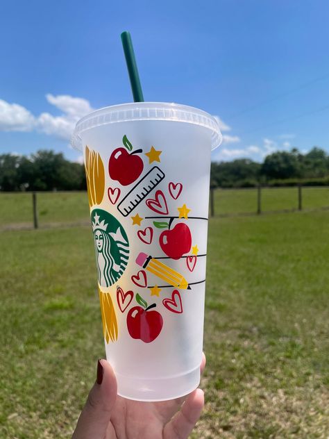 Custom Sunflower Teacher Starbucks Cup with name. 20oz capacity. Matching Lid and plastic green straw included.  This cup would make the perfect gift for teachers, family and friends. Makes an adorable teacher appreciation gift. Each glass tumbler has a cute sunflower and apple design with a double layer name on the back. High quality permanent vinyl is used.  Contact me for a custom design. Please note this listing is for ONE cup. If you need more than the quantity I have on hand, please contac Teacher Starbucks Cup Cute Ideas, Teacher Vinyl Cups, Teacher Cold Cup, Starbucks Cup With Name, Teach Tumbler Cups, Acrylic Tumbler Teacher, Teacher Cups, Copo Starbucks, Cup With Name