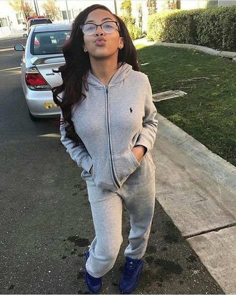 pin@Chillsandy Polo Sweatsuit Outfits, Jacket Women Outfit, Polo Sweatsuit, Polo Tracksuit, Hairstyles For Characters, Sweatsuit Outfits, Tracksuit Outfits, Middle Aged Women Hairstyles, Drawing Hairstyles