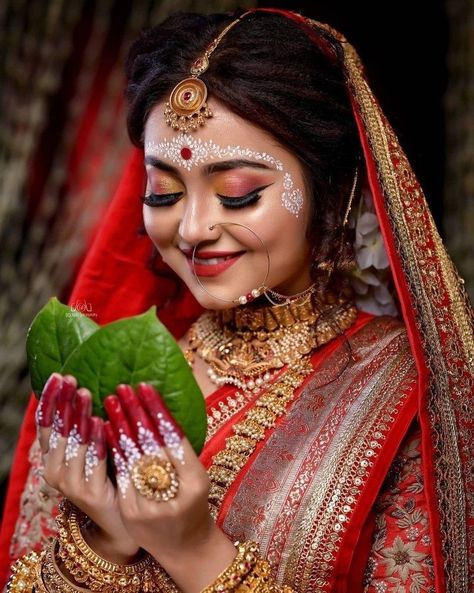 Bengali Bridal Poses, Bangoli Saree Pose, Bengali Wedding Look Bridal, Bengali Bride Kolka Design, Bengali Kolka Design, Bengali Bride Traditional Look, Bengali Wedding Saree, Bengali Makeup Look, Bengali Bride Makeup