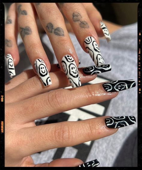 Smiley Face Nails, Graffiti Nails, Face Nails, Black Nails With Glitter, Black Acrylic Nails, Punk Nails, Airbrush App, Dope Nail Designs, Simple Acrylic Nails