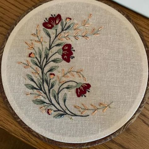 Modern Floral Embroidery, Beautiful Embroidery Designs, Boho Embroidery, Simple Embroidery Designs, Floral Embroidery Patterns, Embroidery Hand, Basic Embroidery Stitches, Needlepoint Stitches, Unique Mothers Day Gifts