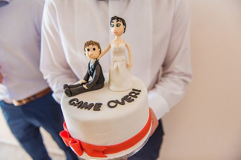 funny-wedding-cake Bachlorette Cakes, Cake Captions, Funny Invitations, Colorful Summer Wedding, Captions For Couples, Funny Wedding Cakes, Athens Wedding, Cake Writing, Stylish Bride