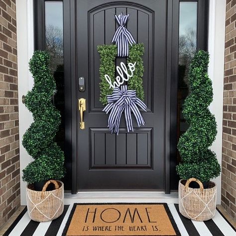 Small Porch Decorating, Doorway Decor, Outdoor Entryway, Girly Apartment Decor, Front Porch Design, Front Door Porch, Small Porches, Entrance Design, Front Porch Ideas