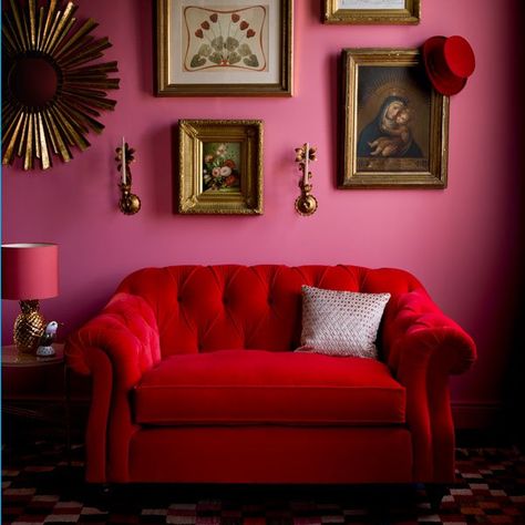 Pink And Red Living Room, Pink And Red Room, Red Couch, Interior Design Per La Casa, Viva Magenta, Red Sofa, Red Decor, Red Rooms, Red Interior