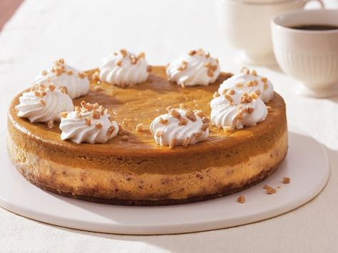 Toffee-Pumpkin Cheesecake Toffee Cheesecake Recipes, Pumpkin Toffee, Toffee Cheesecake, Sweet Potato Cheesecake, Dessert Alternatives, Pumpkin Cheesecake Recipes, Cheese Pumpkin, Pumpkin Caramel, Cheesecake Recipe