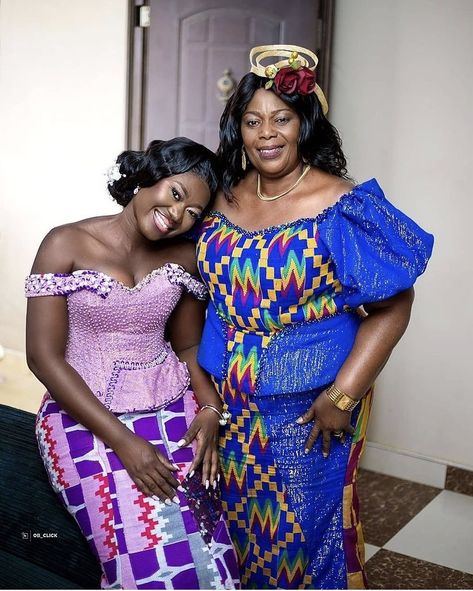 Kente Styles For Brides Mum, Kente For Mother Of The Bride, Kente Styles For Mothers, Kente Styles For Mother Of Bride, Mother Of The Bride Kente Styles, Pregnant Kitenge Outfits, Kitenge Maternity Dress Designs, Kente Maternity Dresses, Kitenge Styles