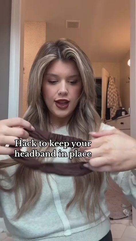 Keep Headbands In Place, Hair Styles Head Band, How To Make A Headband Stay In Place, How To Keep A Headband From Slipping Off, How To Keep Headbands From Slipping, How To Wear A Headband, Head Band Hairstyles, Ways To Wear A Headband, Headband Hack