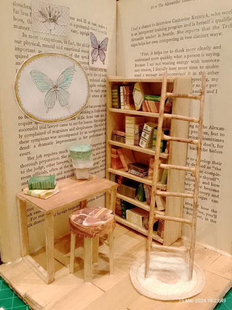 Diy Miniature Library, Miniature Library Diy, Book Miniature, Miniature Library, Scissors Crafts, Mini Library, Glue Painting, Little Library, Miniature Rooms