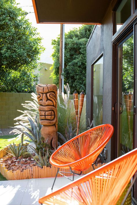 If you love being outdoors, get inspired by these 10 great MCM outdoor designs that exemplify MCM living at its most inspiring! Deck Mid Century Modern, Midcentury Outdoor Furniture Patio, Mcm Deck Ideas, Mid Century Modern Backyard Ideas, Mid Mod Patio, Mid Century Modern Porch Ideas, Mid Century Modern Backyard Landscape, Mid Century Backyard Ideas, Mid Century Garden Design